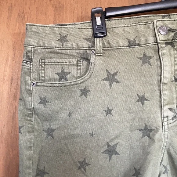 Relist6/26❌Maurices high rise raw hem w star print jean short 18W - Picture 6 of 10